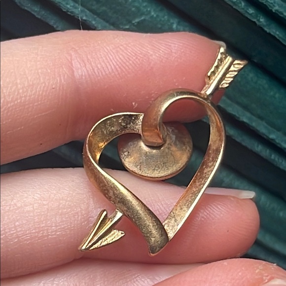 Gold Heart Brooch with Dynamic Arrow Design - Picture 1 of 9